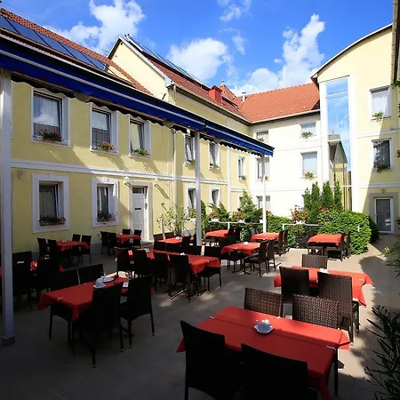 Korona Wellness, Rendezveny Es Borszalloda