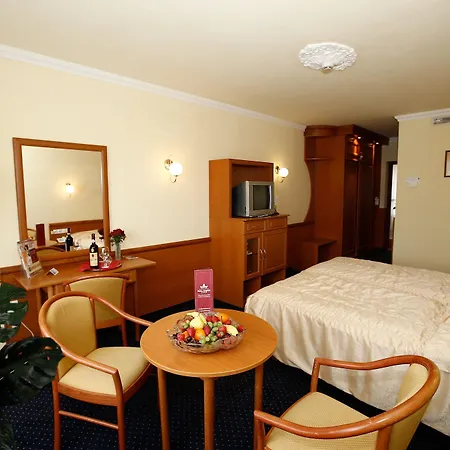 Korona Wellness, Rendezveny Es Borszalloda 4* Eger