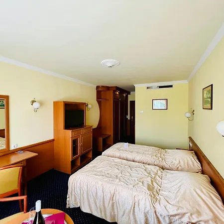 Korona Wellness, Rendezveny Es Borszalloda Hotel