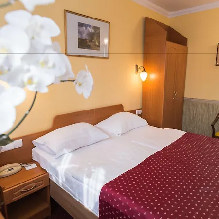 Korona Wellness, Rendezveny Es Borszalloda 4* Έγκερ