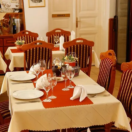 Hotel Korona Wellness, Rendezveny Es Borszalloda