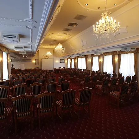 Korona Wellness, Rendezveny Es Borszalloda Отель